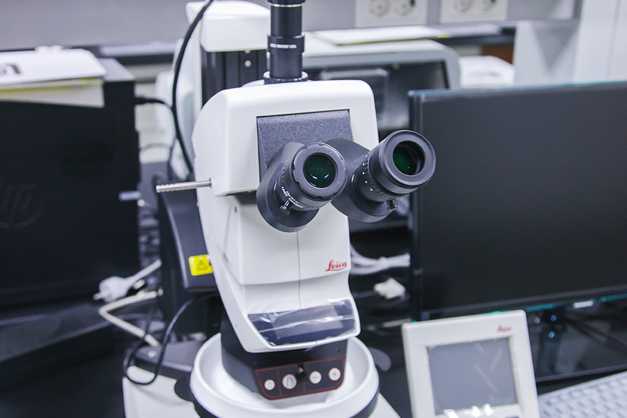 시료의 성상 및 조직을 관찰하는 현미경의 상단 모습