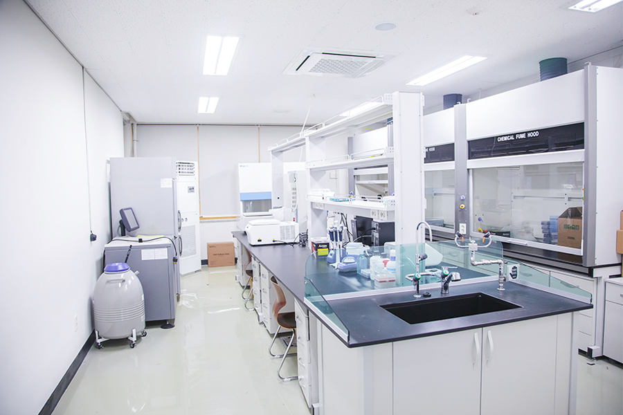 생리활성분석실 측면모습으로 테이블에 각종 기구들이 정돈되어 있다.