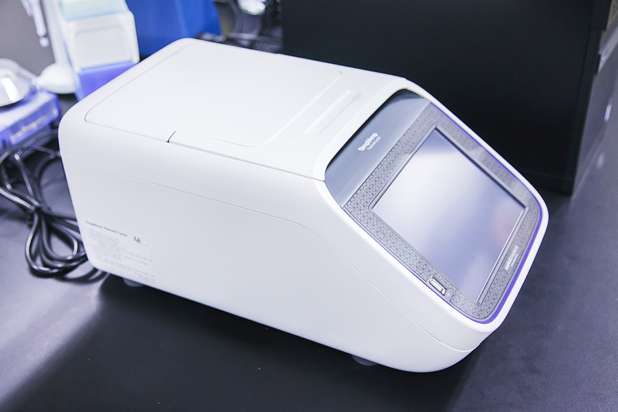 유전자 증폭 및 미생물을 분석하는 유전자 증폭기(일반 PCR)이 클로즈업되어 있다.